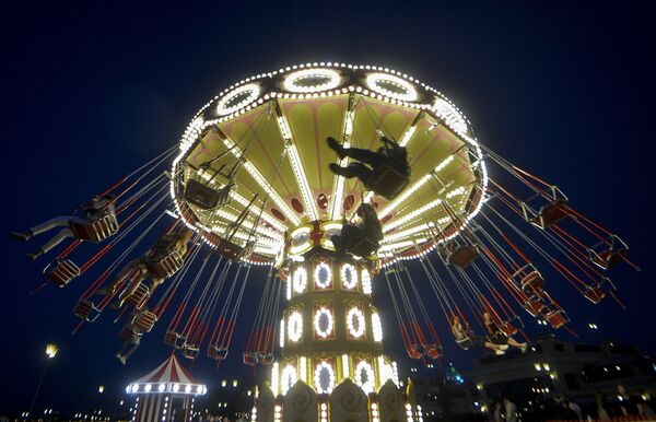 Горожане катаются на карусели на набережной реки Казанки у Казанского кремля Горожане катаются на карусели на набережной реки Казанки у Казанского кремля