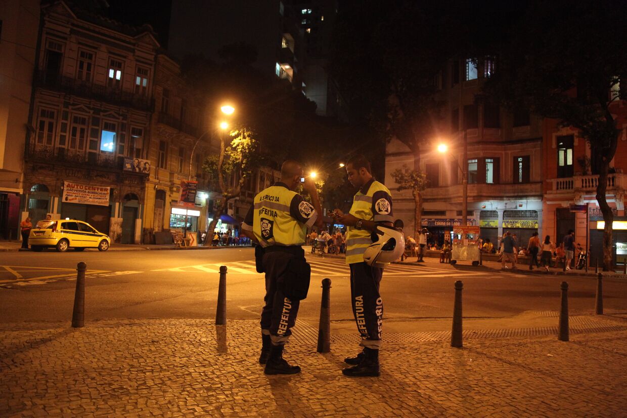 Бразильские полицейские в квартале Лапа в Рио-де-Жанейро
