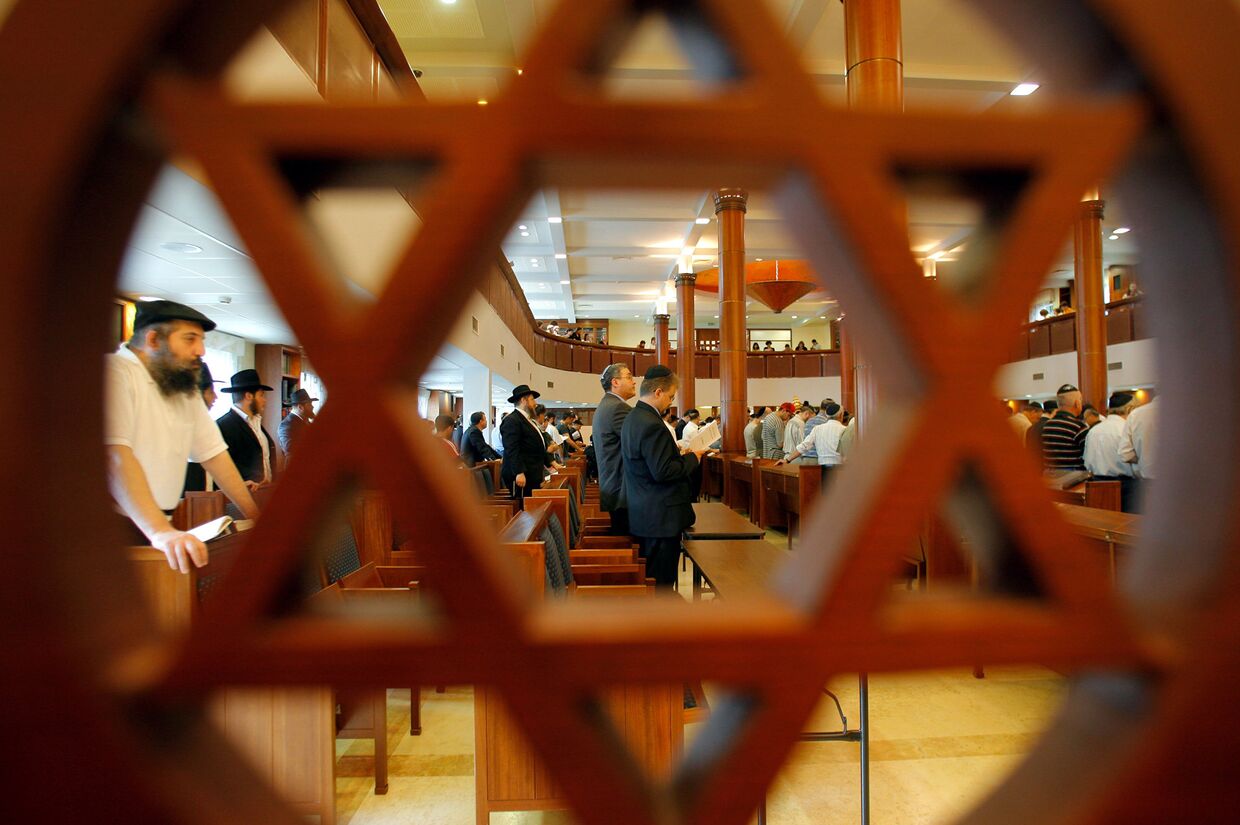 Евреи молятся в московском еврейском общинном центре