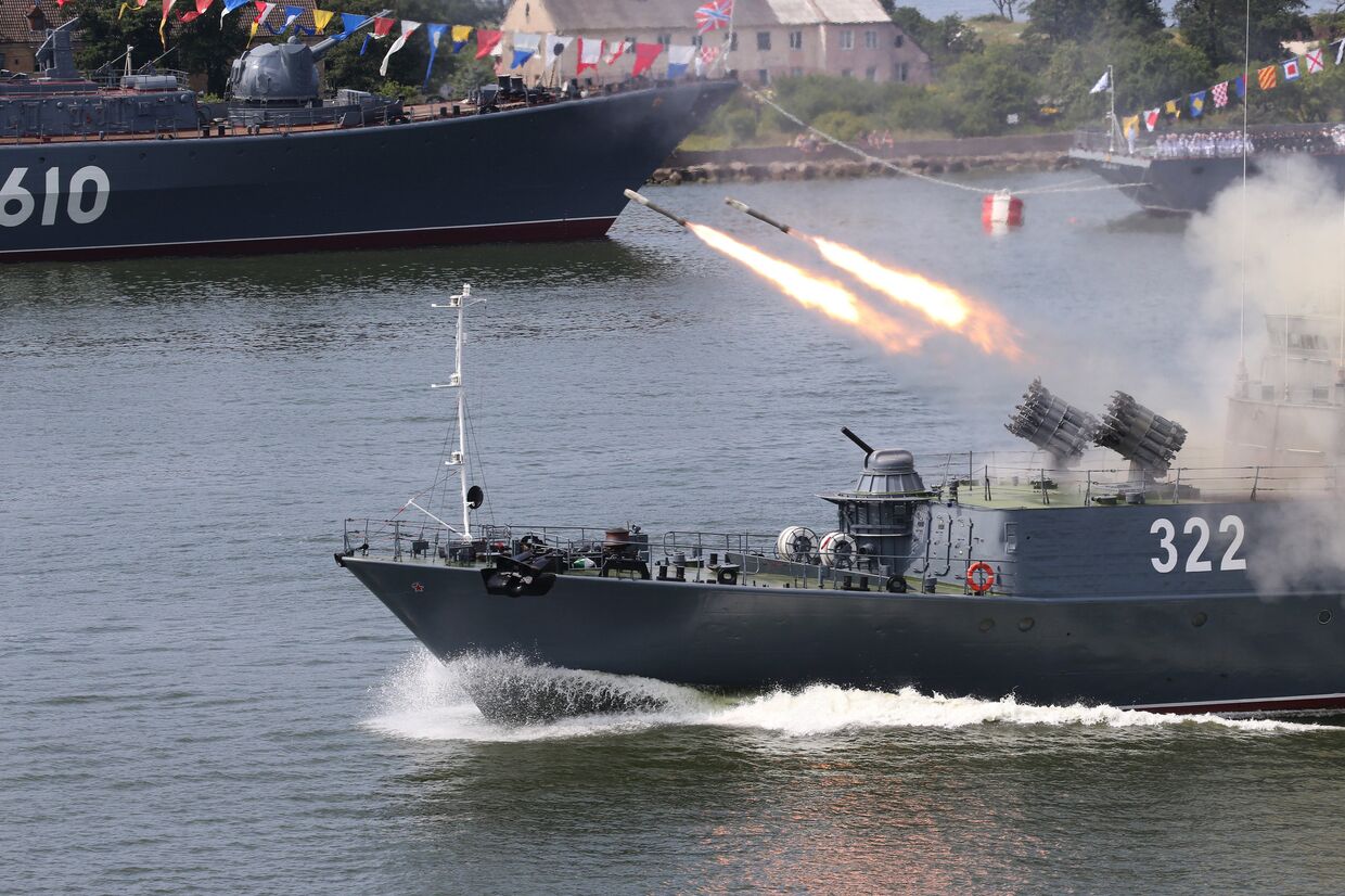 Малый противолодочный корабль Балтийского флота во время генеральной репетиции военно-морского парада