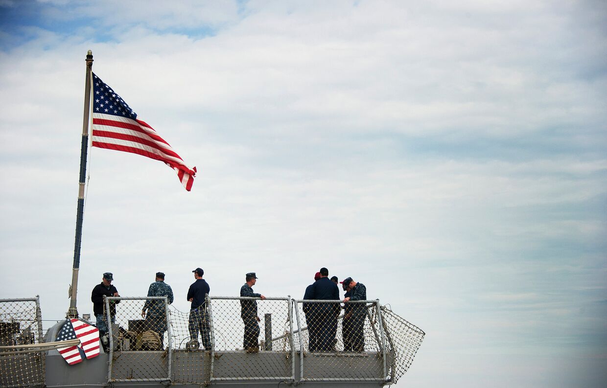 Моряки на корме американского эсминца класса «Арли Берк»