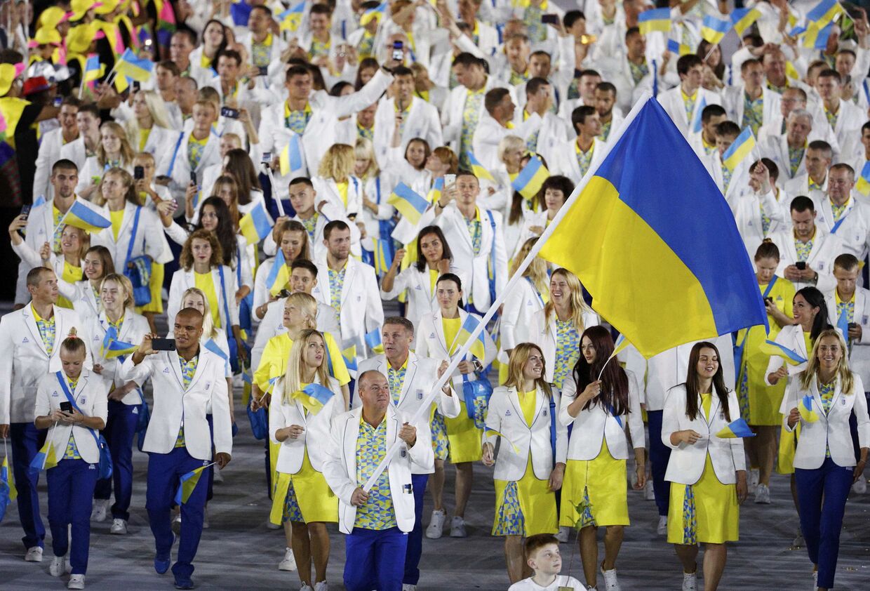 Парад атлетов и членов национальных делегаций на церемонии открытия XXXI летних Олимпийских игр в Рио-де-Жанейро.