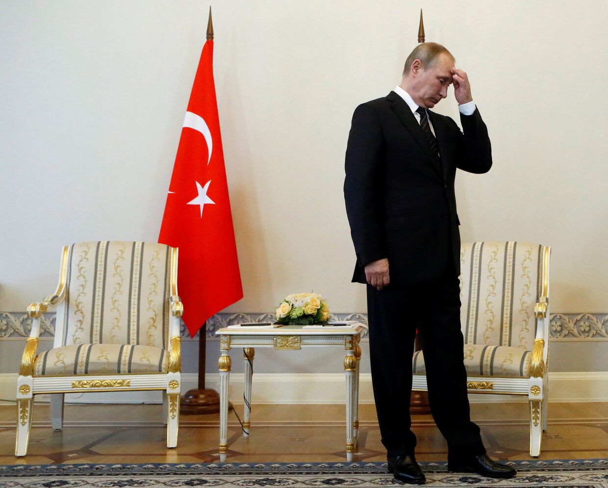Президент России Владимир Путин перед началом встречи с президентом Турции Реджепом Тайипом Эрдоганом