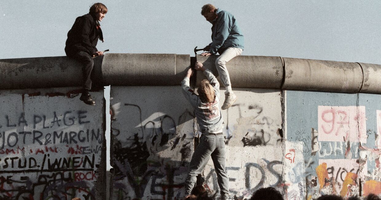 Жители ГДР ломают Берлинскую стену