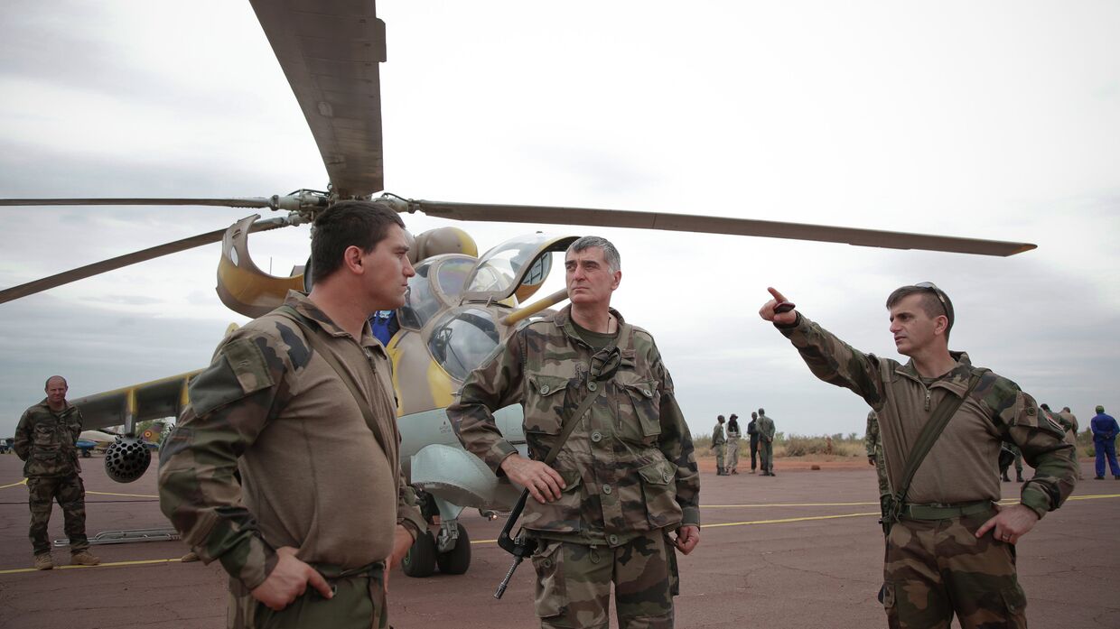 Французские военные у вертолета на авиабазе малийских ВВС в городе Севаре