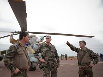 Французские военные у вертолета на авиабазе Французские военные у вертолета на авиабазе