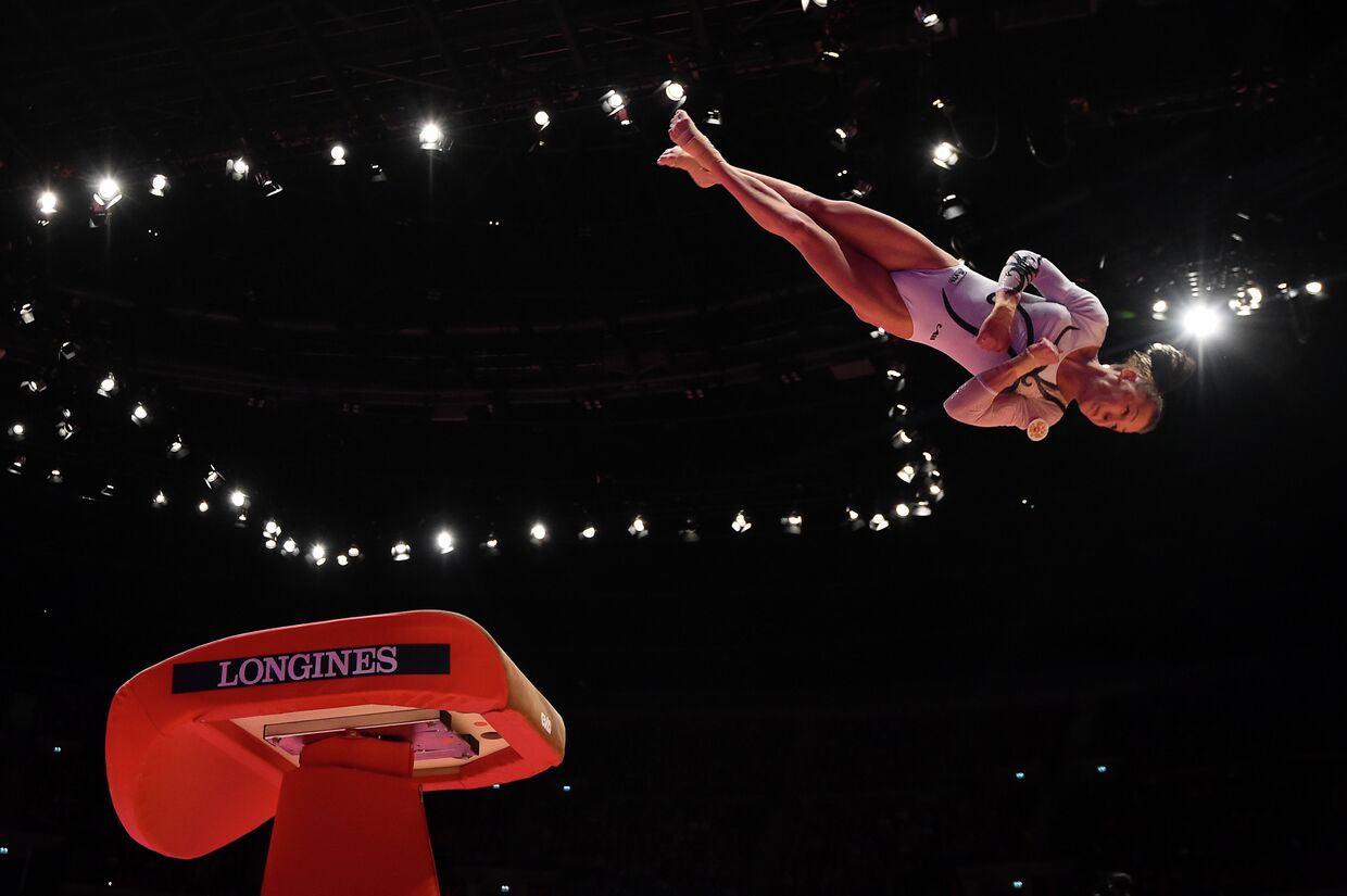 Мария Пасека выполняет опорный прыжок в финале соревнований