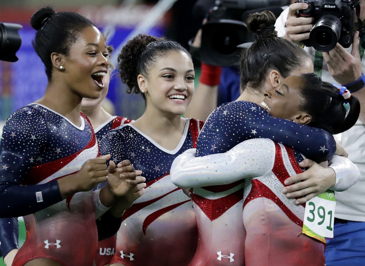 Американские гимнастки празднуют победу на Олимпийских играх в Рио-де-Жанейро