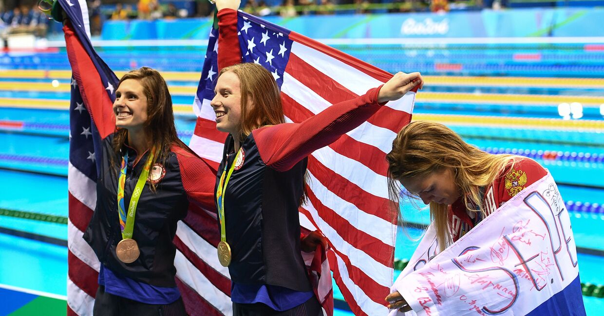 Призеры соревнований по плаванию на дистанции 100 м брассом на XXXI летних Олимпийских играх: Юлия Ефимова, Лилли Кинг и Кэти Мейли