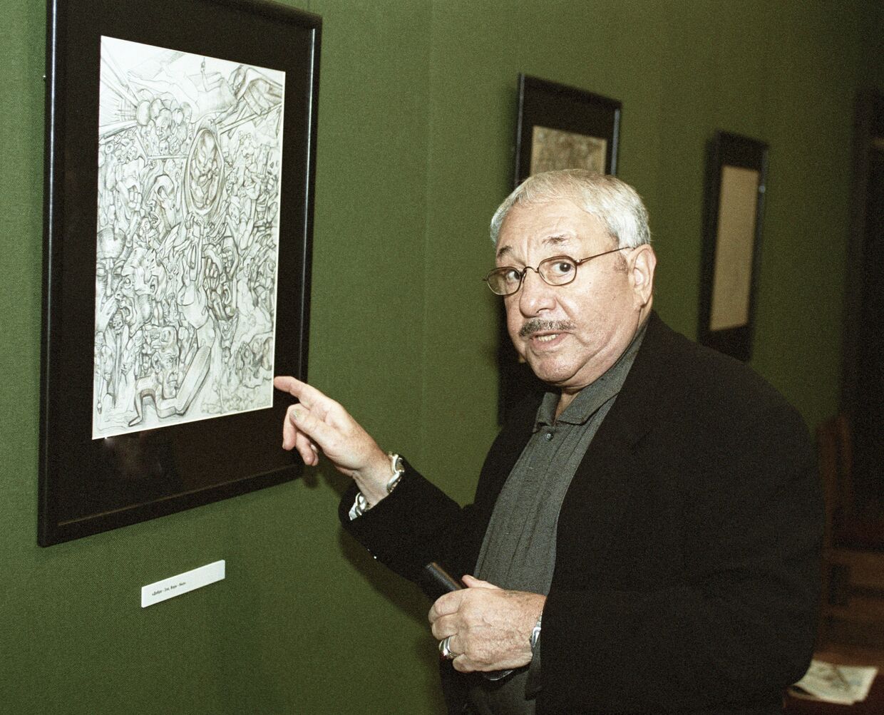 Скульптор и график Эрнст Неизвестный на выставке своих работ в Третьяковской галерее в Москве