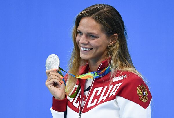Юлия Ефимова (Россия), завоевавшая серебряную медаль на соревнованиях по плаванию на дистанции 100 м Юлия Ефимова (Россия), завоевавшая серебряную медаль на соревнованиях по плаванию на дистанции 100 м