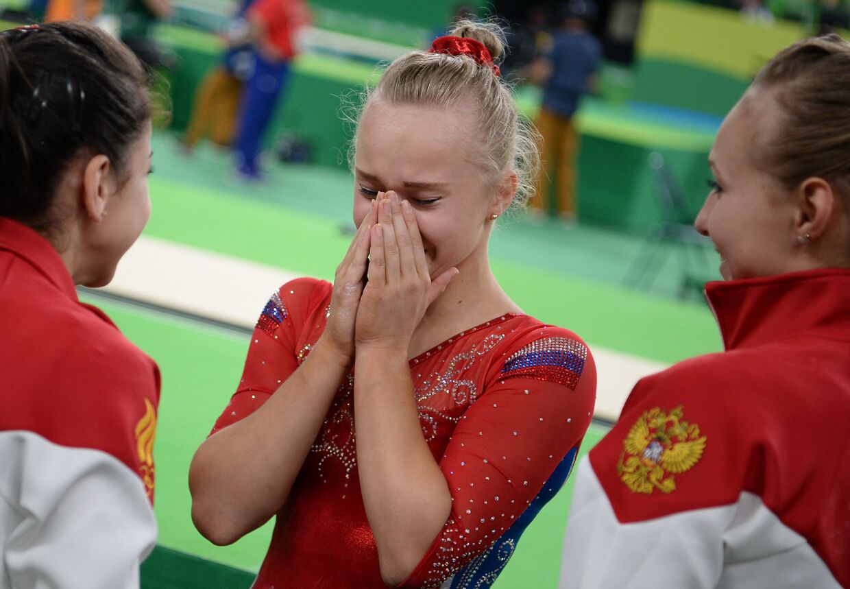 Ангелина Мельникова (Россия) после завершения командного многоборья среди женщин на соревнованиях по спортивной гимнастике на XXXI летних Олимпийских играх