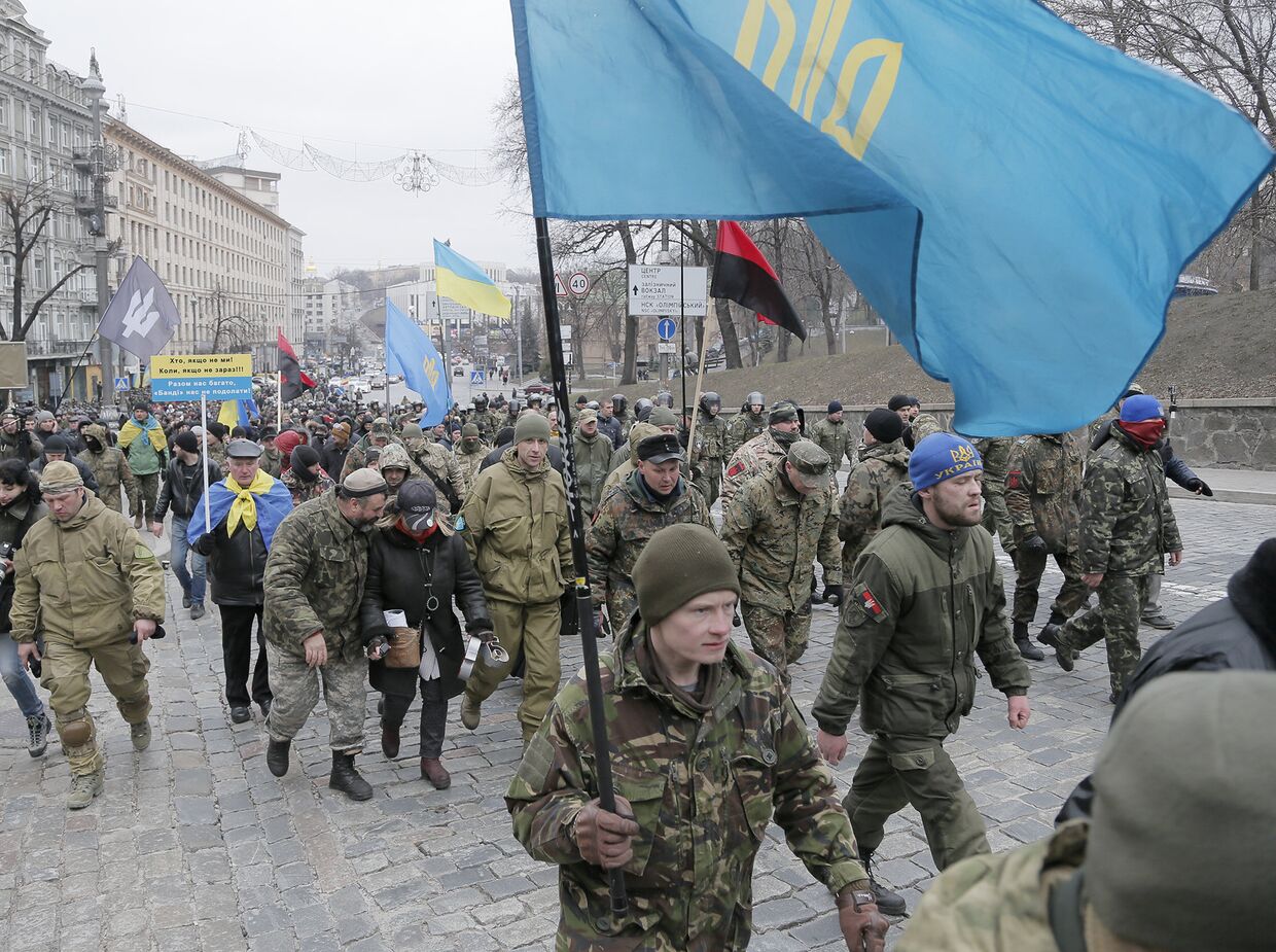 Украинские радикалы около офиса Сбербанка в Киеве. 20 февраля 2016