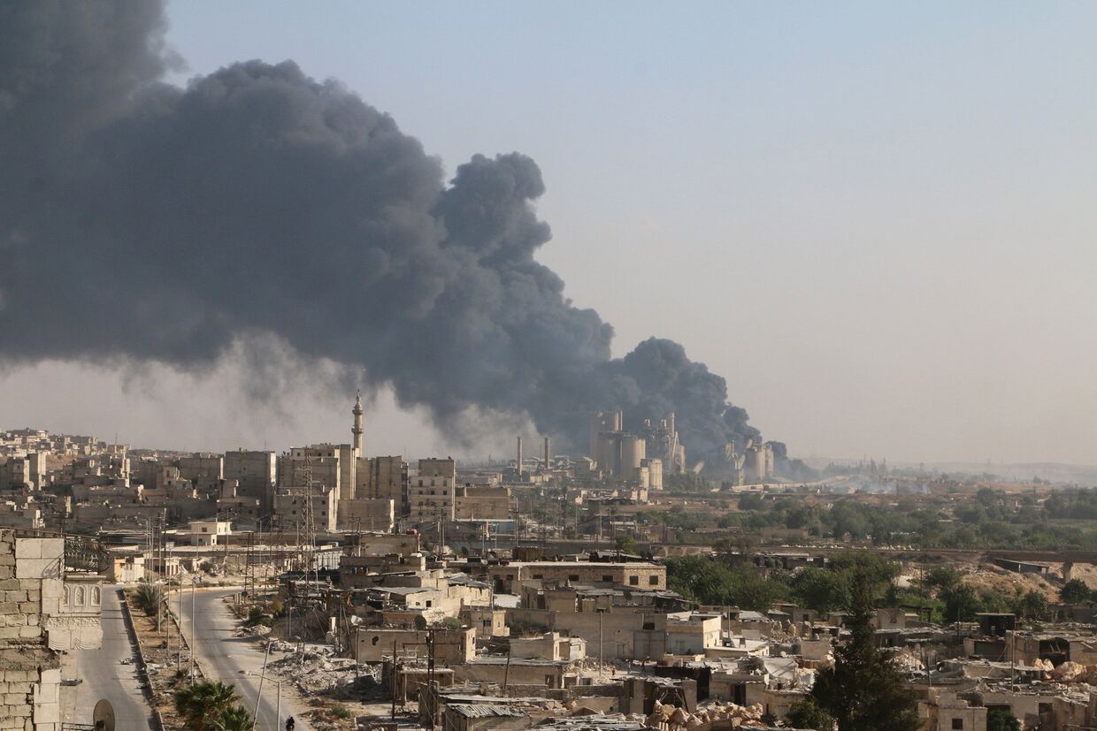 Дым над цементным заводом в Алеппо