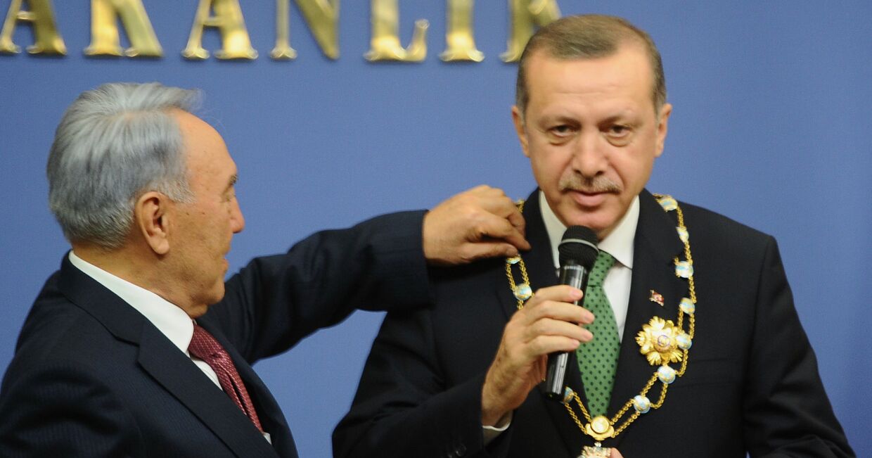 Нурсултан Назарбаев награждает медалью Реджепа Тайипа Эрдогана