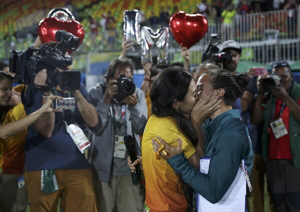 Поцелуй регбистки Айседора Серулло из Бразилии