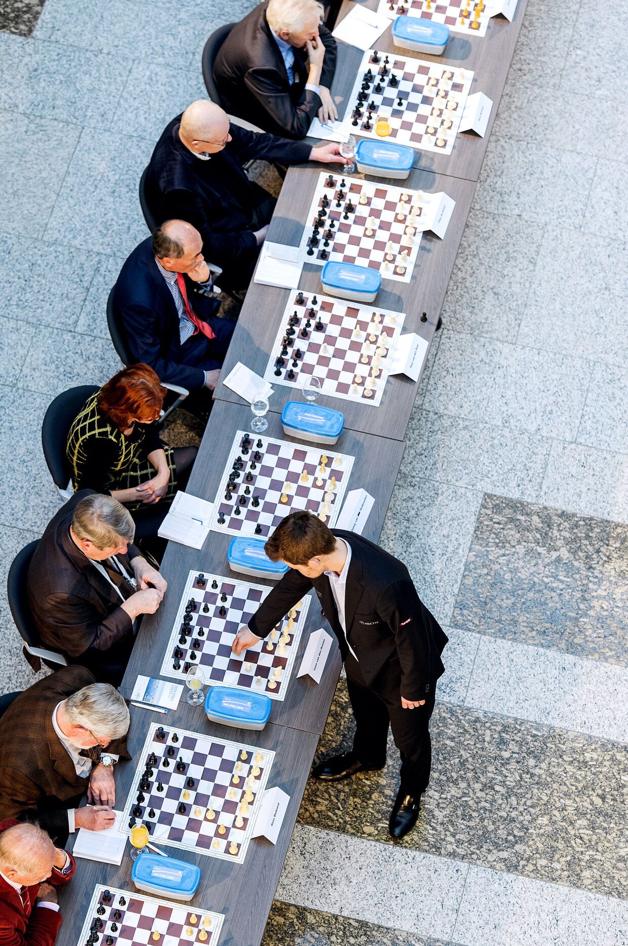 Норвежский шахматист Магнус Карлсен играет в шахматы с политиками Нидерландов