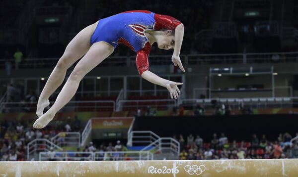 Русская гимнастка Алия Мустафина выполняет упражнение на бревне