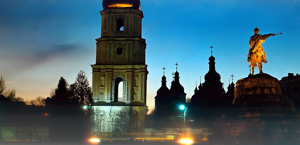 Софийский собор и памятник Богдану Хмельницкому в Киеве