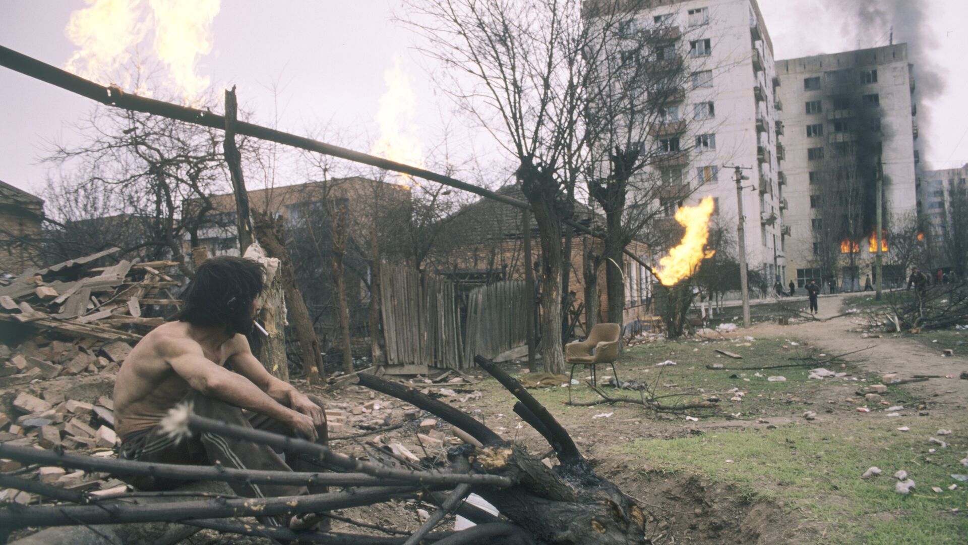 Житель Грозного смотрит на горящие дома - ИноСМИ, 1920, 11.09.2018