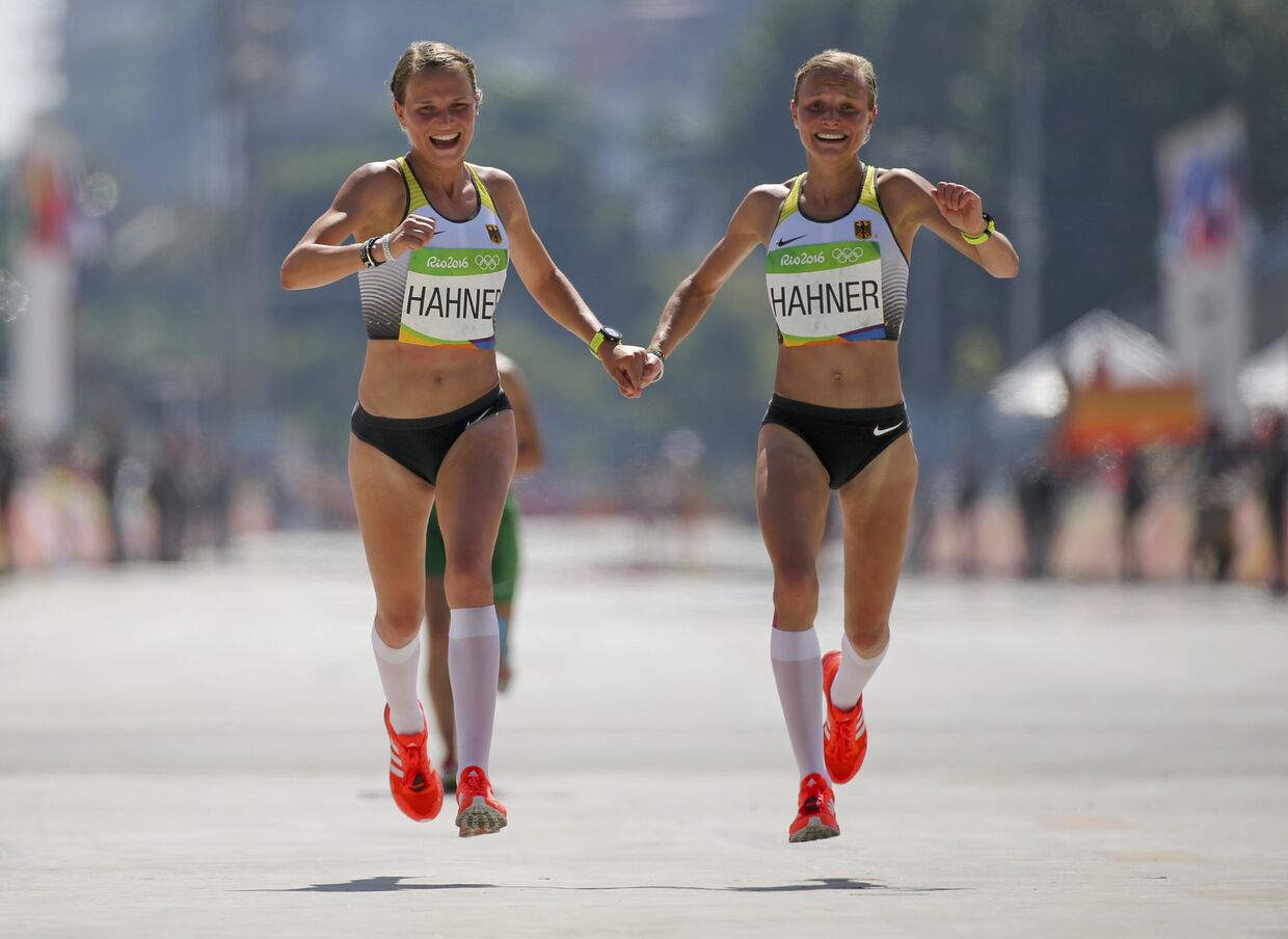 Близнецы Лиза и Анна Ханер из Германии завершают марафон на Олимпийских играх в Рио-де-Жанейро