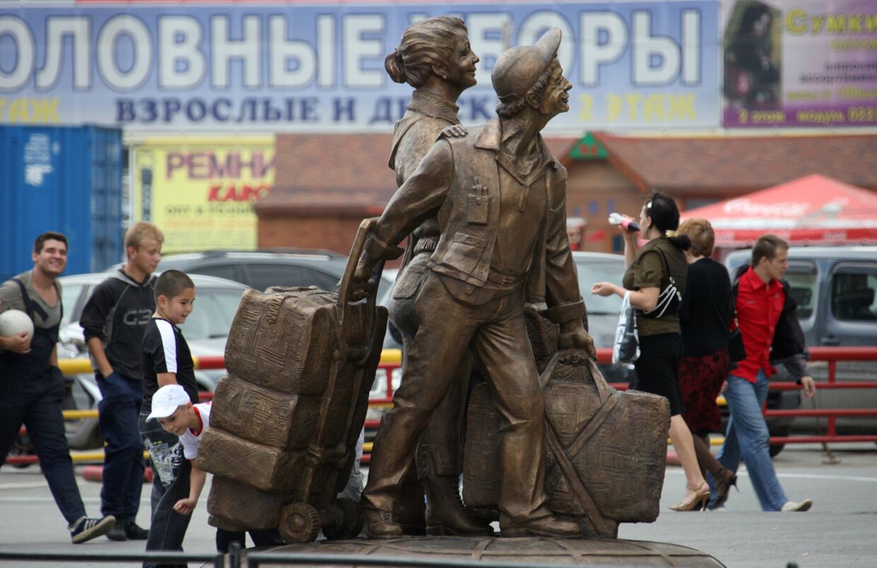 Памятник «челнокам» открылся в Екатеринбурге