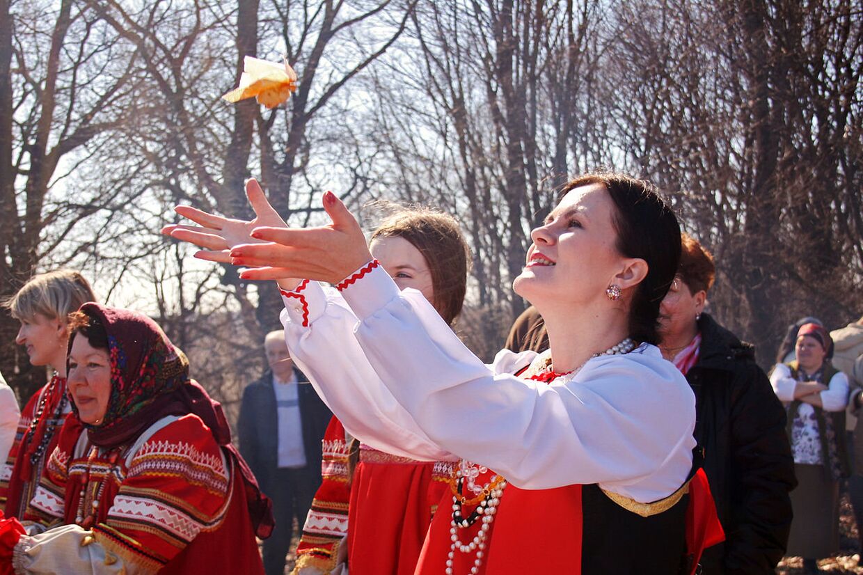 Члены движения «Анастасия» на празднике Благовещенье в родовом экопоселении «Кореньские родники», Белгородская область