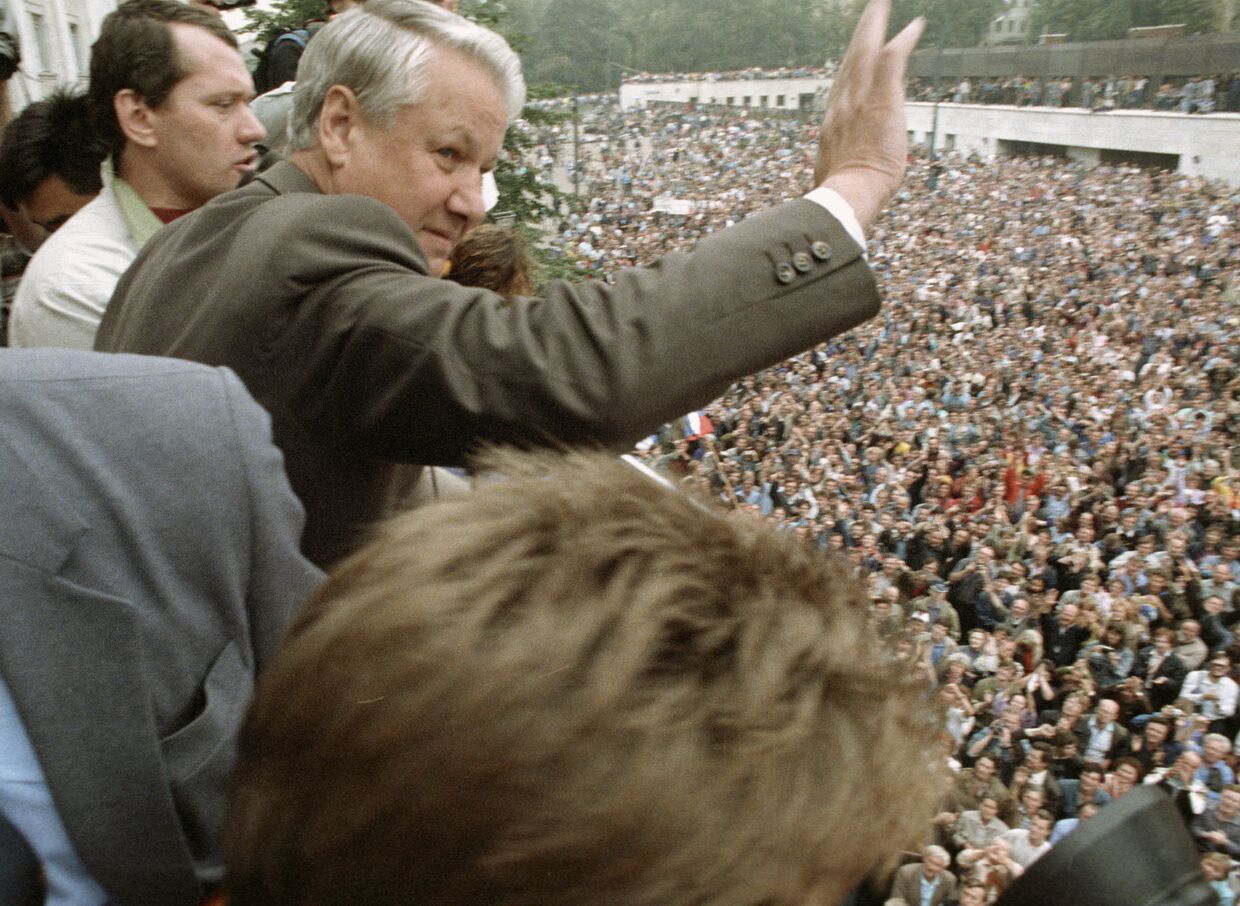 Президент России Борис Николаевич Ельцин приветствует участников митинга у здания Верховного Совета РСФСР