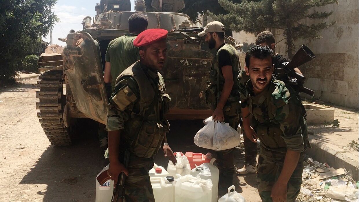 Бойцы сирийской армии запасаются водой при штурме военных училищ на юго-западе Алеппо