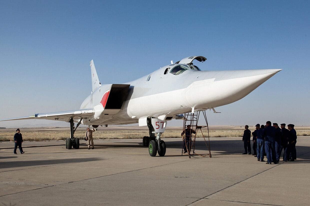 Дальний сверхзвуковой бомбардировщик-ракетоносец Ту-22 М3 на авиабазе Хамадан в Иране. Август 2016