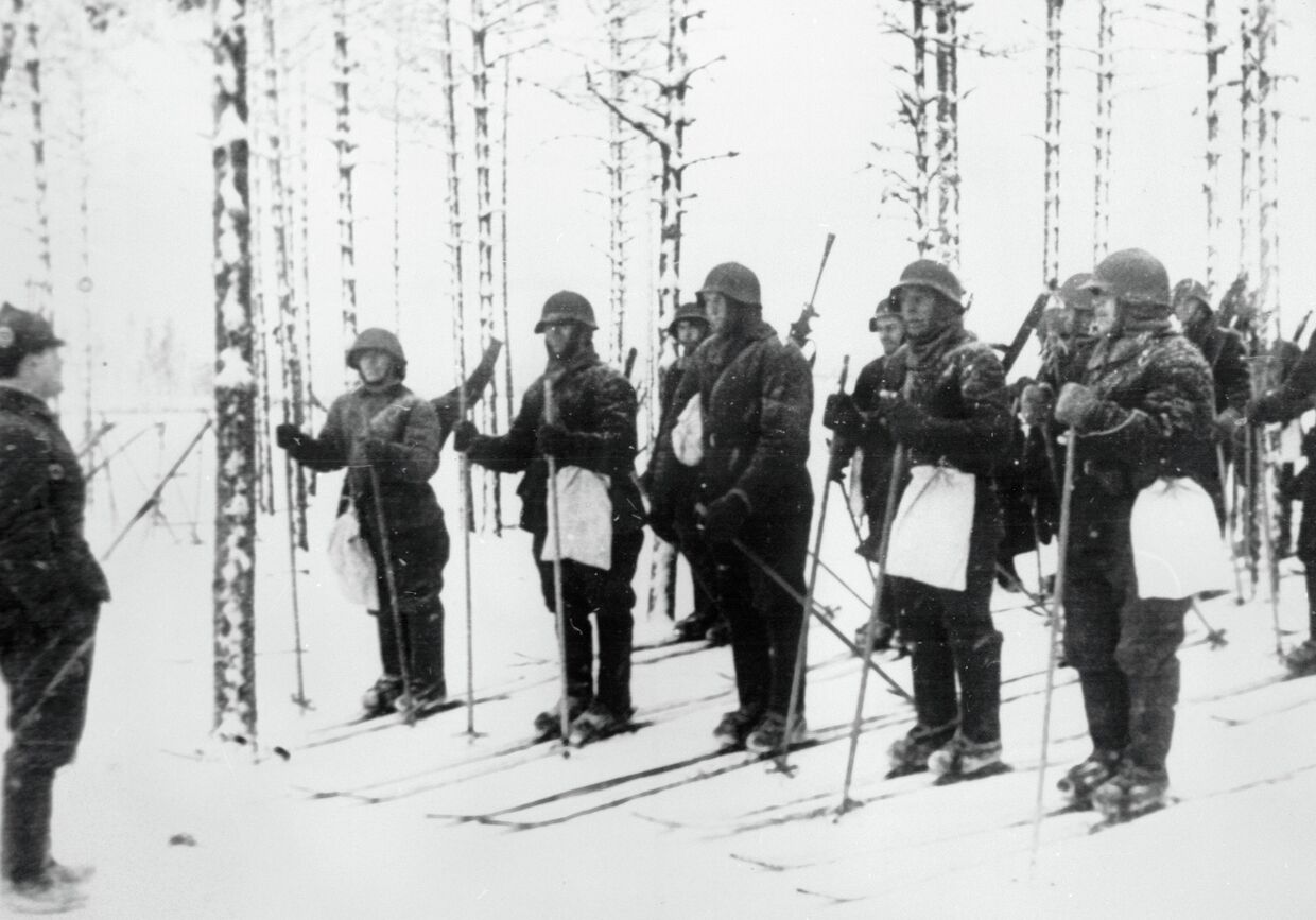 Группа разведчиков на лыжах получает задание командира