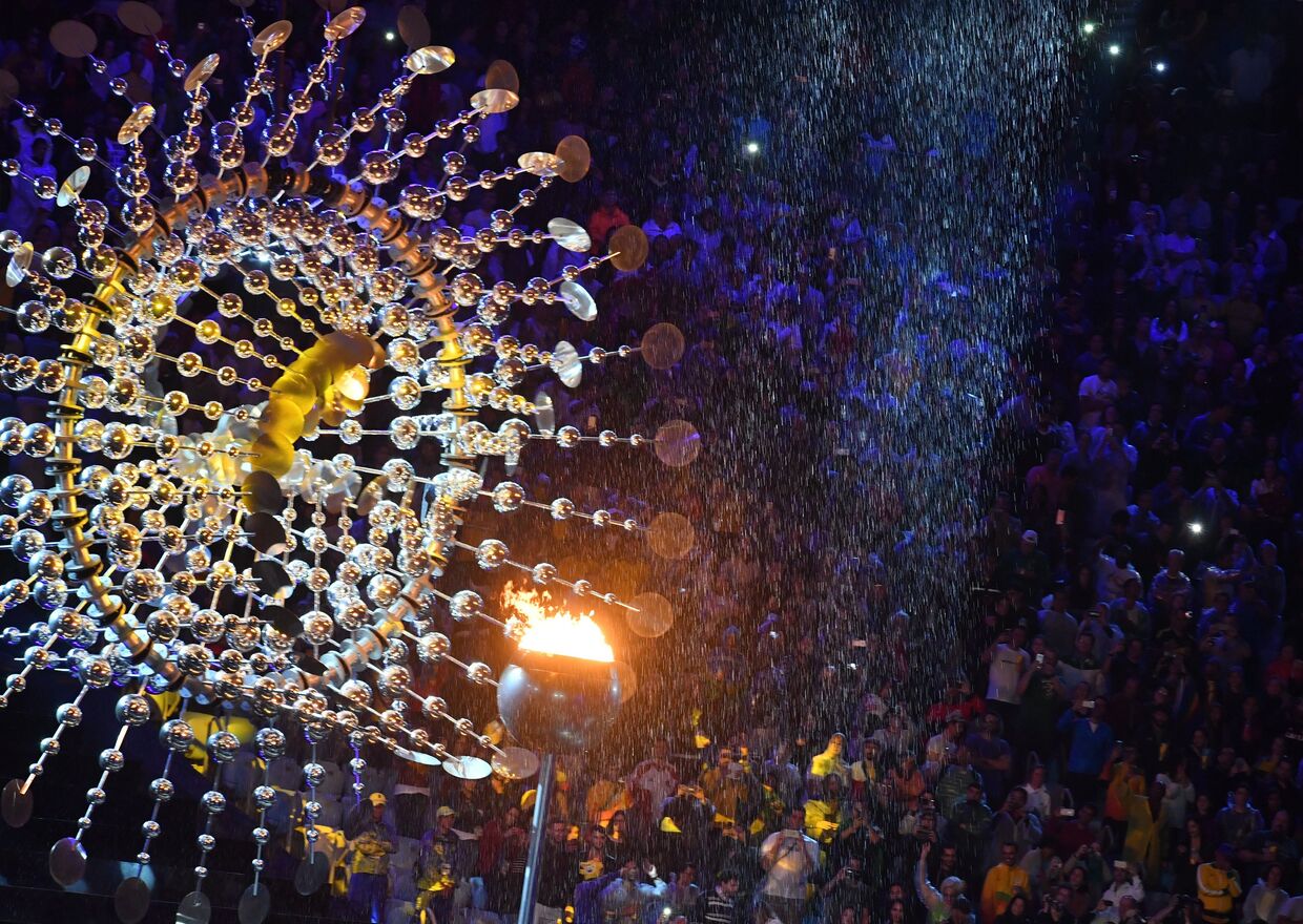 Чаша Олимпийского огня на церемонии закрытия XXXI летних Олимпийских игр