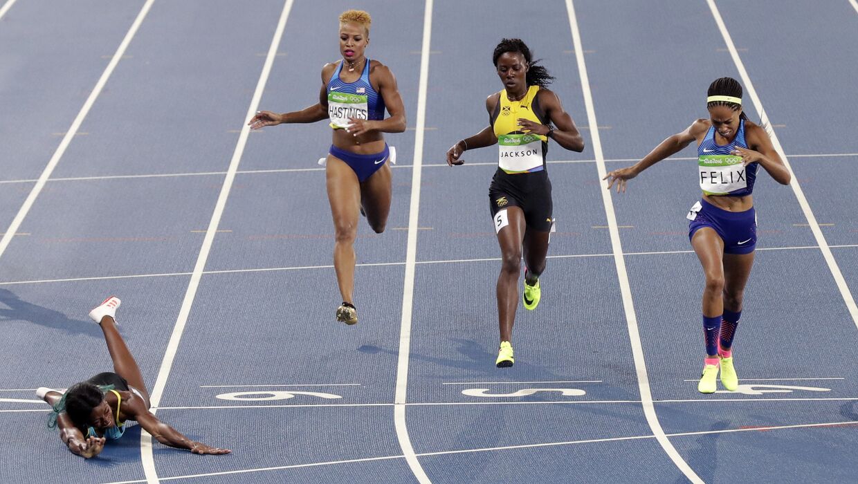 Шона Миллер  на финише в финале дистанции 400 метров на Олимпийских играх в Рио-де-Жанейро