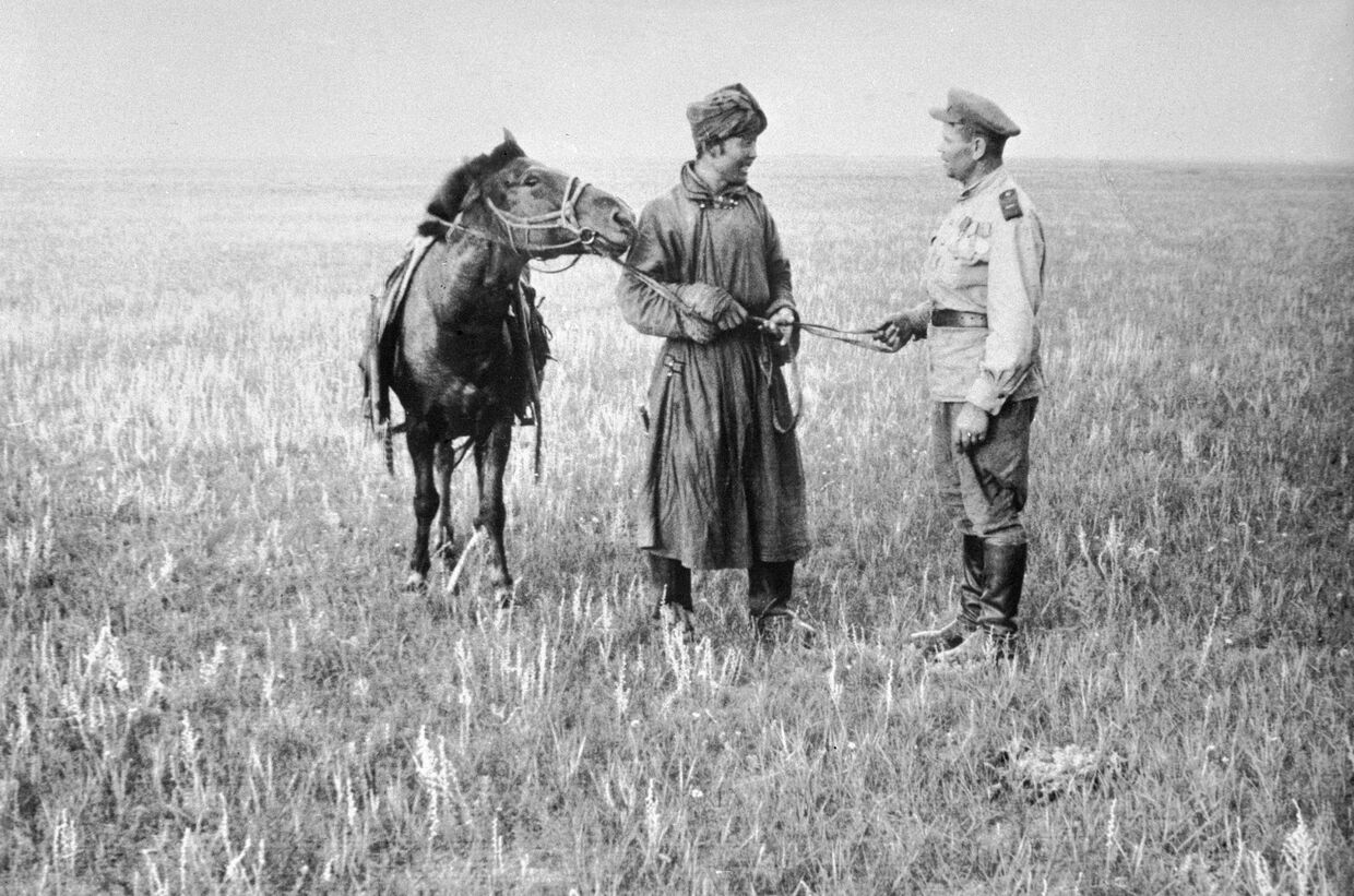Советский солдат разговаривает с бойцом Монгольской Народно-революционной армии в пустыне Гоби.