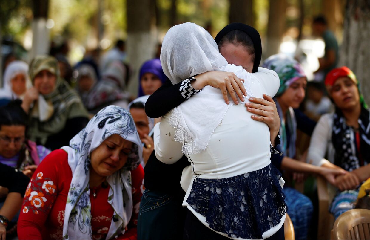 Женщины оплакивают погибших при взрыве в турецком городе Газиантеп, 21 августа 2016