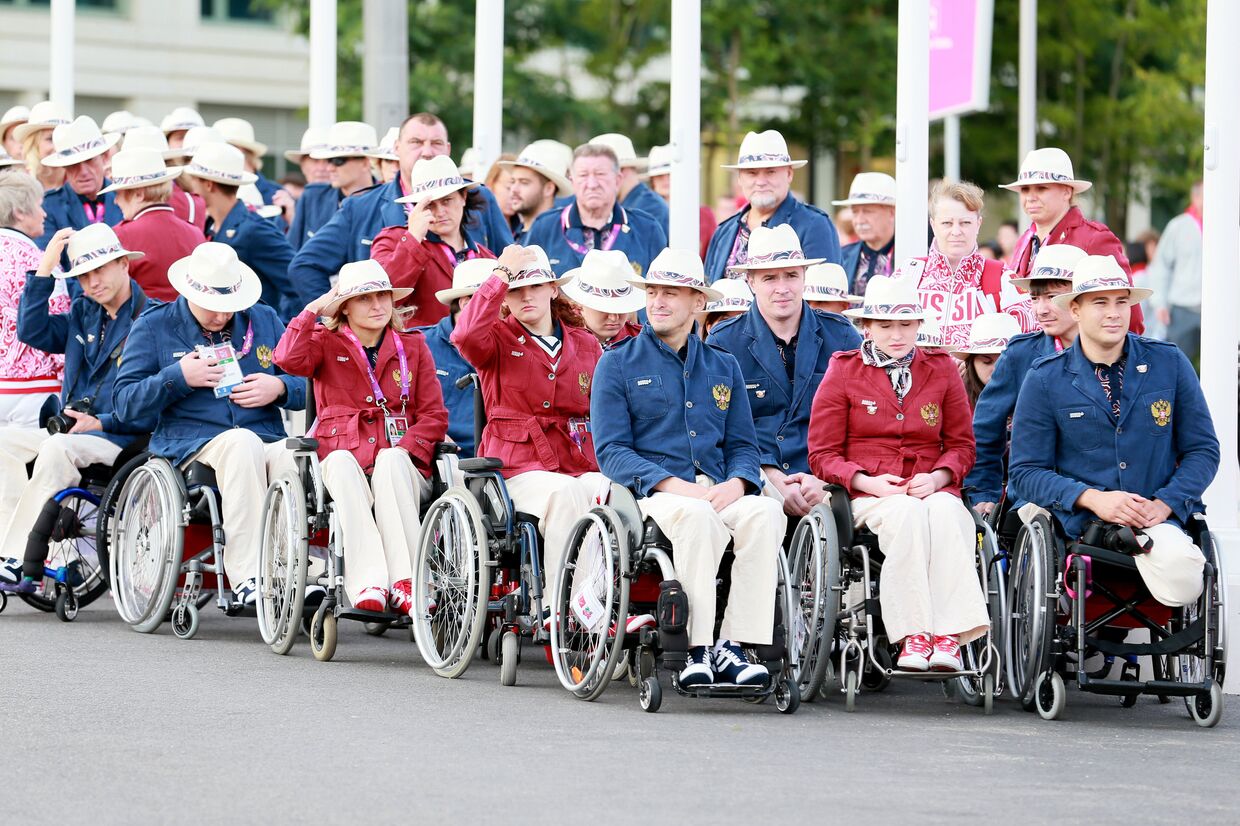 Российская паралимпийская сборная во время церемонии подъема флага России в Паралимпийской деревне в Лондоне