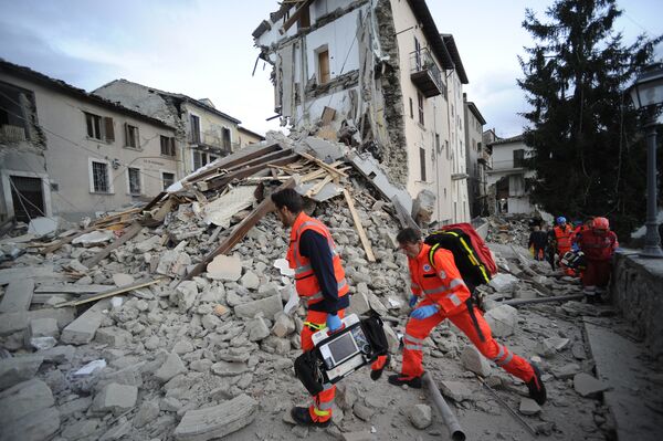 Спасатели на месте землетрясения в итальянском Аматриче. 24 августа 2016