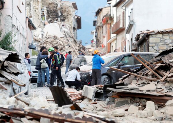 Люди в пострадавшем от землетрясения итальянском Аматриче. 24 августа 2016