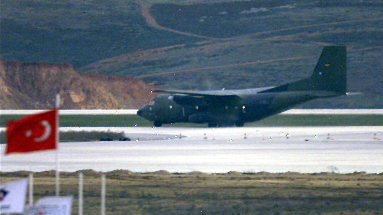 Транспортный самолет C-160 «Трансаль» на военной базе Инджирлик в Турции