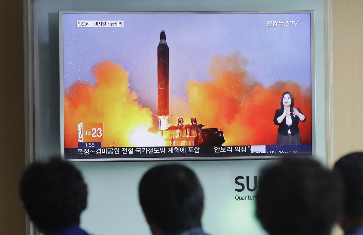 Кадры запуска баллистической ракеты КНДР на экране телевизора в Сеуле