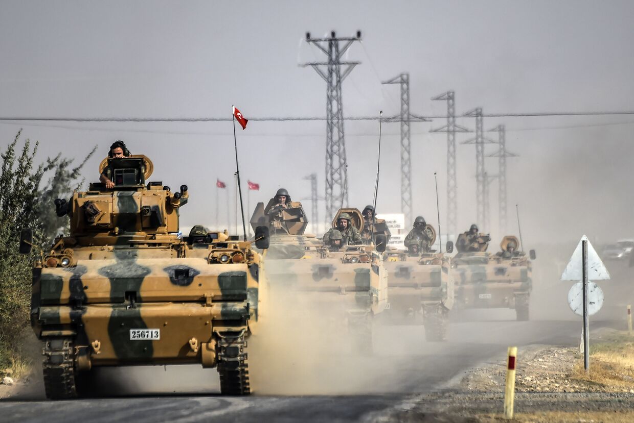 Колонна турецких танков двигается в сторону сирийской границы, 25 августа 2016 года