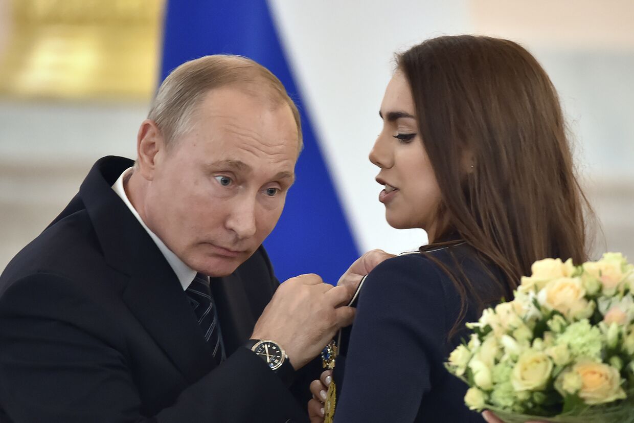 Владимир Путин награждает Орденом дружбы гимнастку Маргариту Мамун