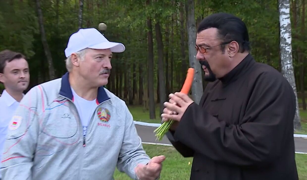 Лукашенко угостил Сигала морковкой