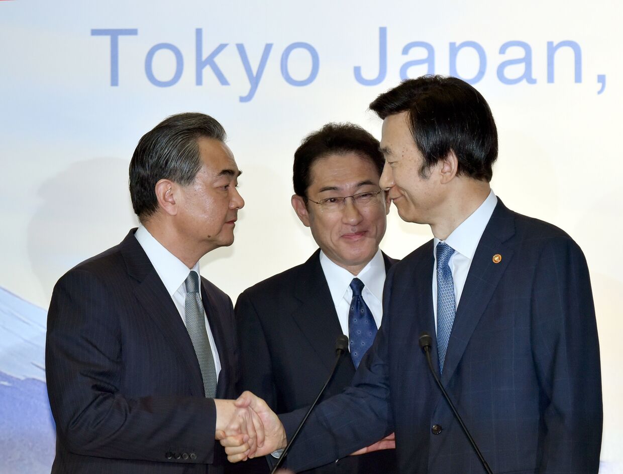 Главы МИД Китая, Японии и РК Ван И, Фумио Кисида и Юн Бёнсе после встречи в Токио, 24 августа 2016 года