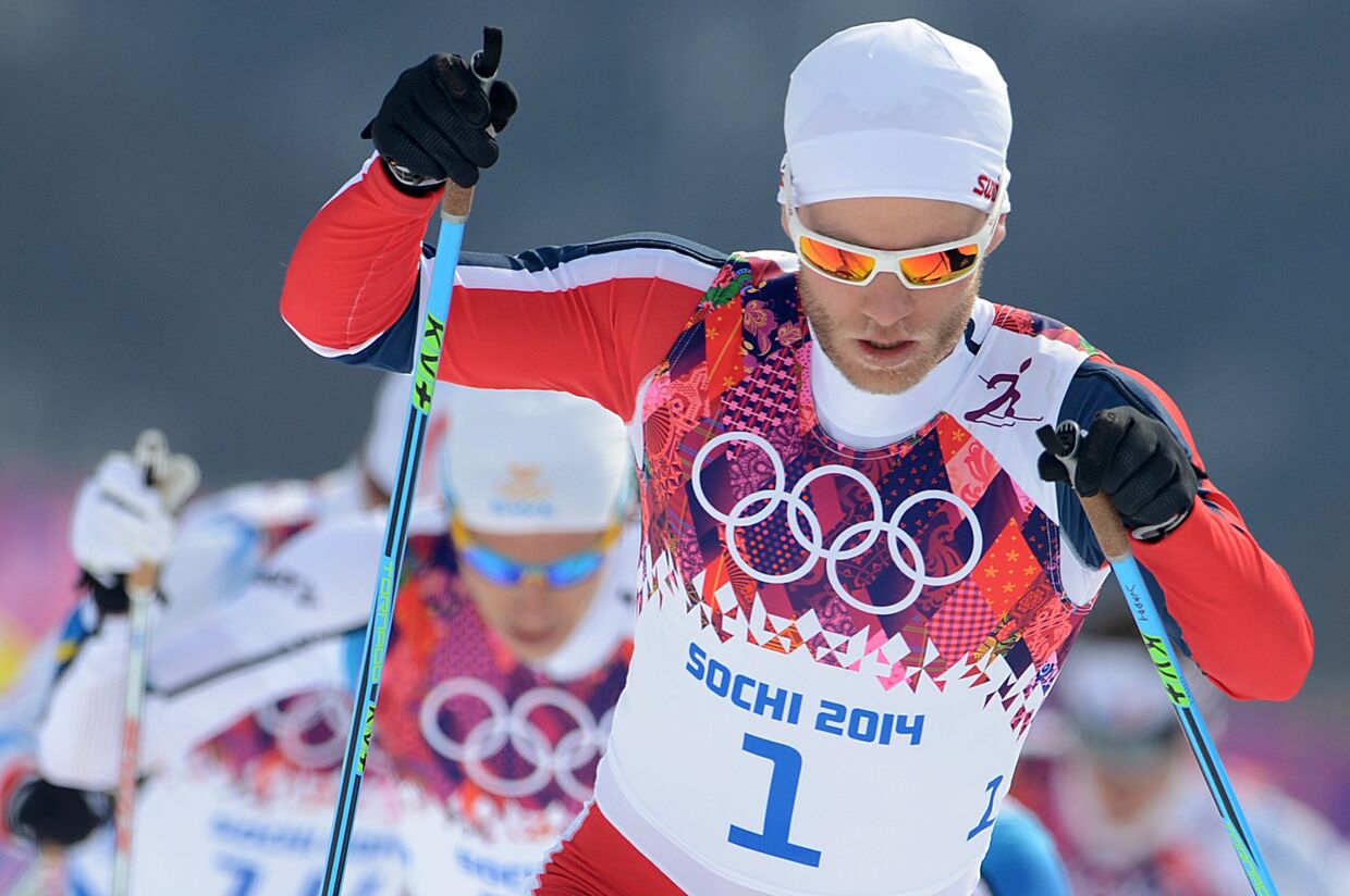 Мартин Йонсруд Сундбю (Норвегия) на дистанции скиатлона в соревнованиях по лыжным гонкам