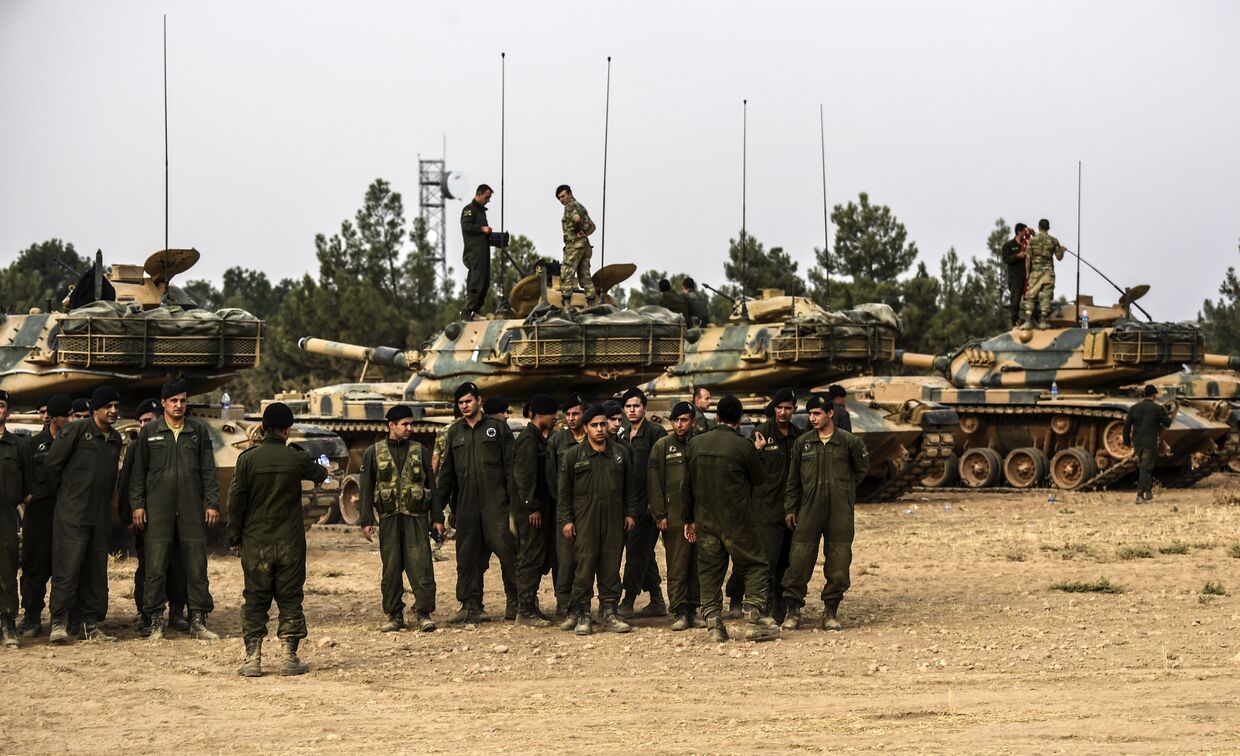 Турецкие солдаты у танков недалеко от сирийской границы, 25 августа 2016 года