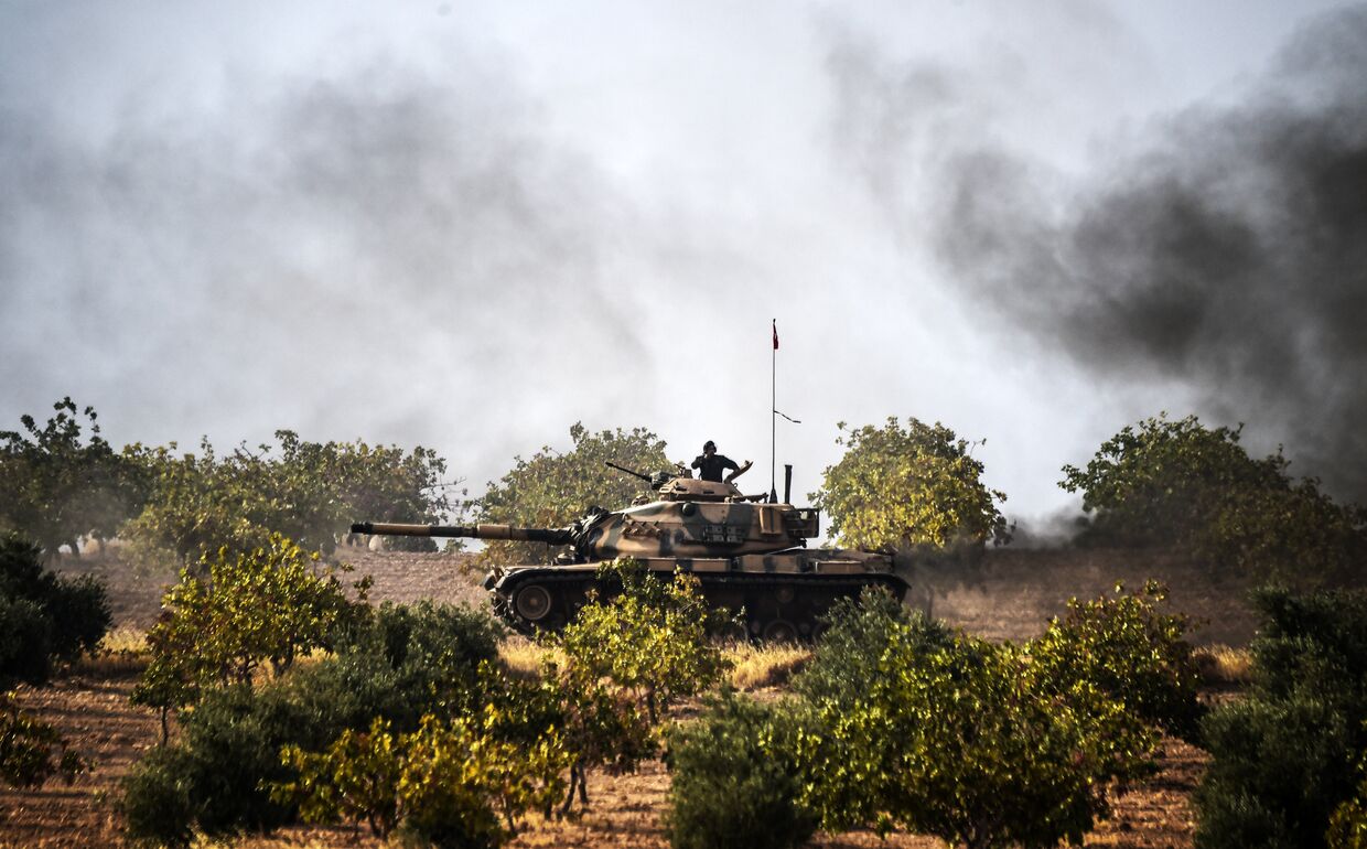 Колонна турецких танков двигается в сторону сирийской границы, 25 августа 2016 года
