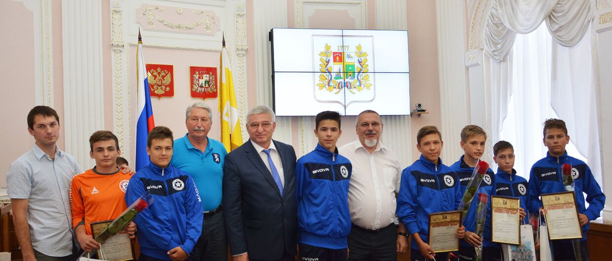 Игроки юношеской команды Космос с тренером и мэром города Ставрополь
