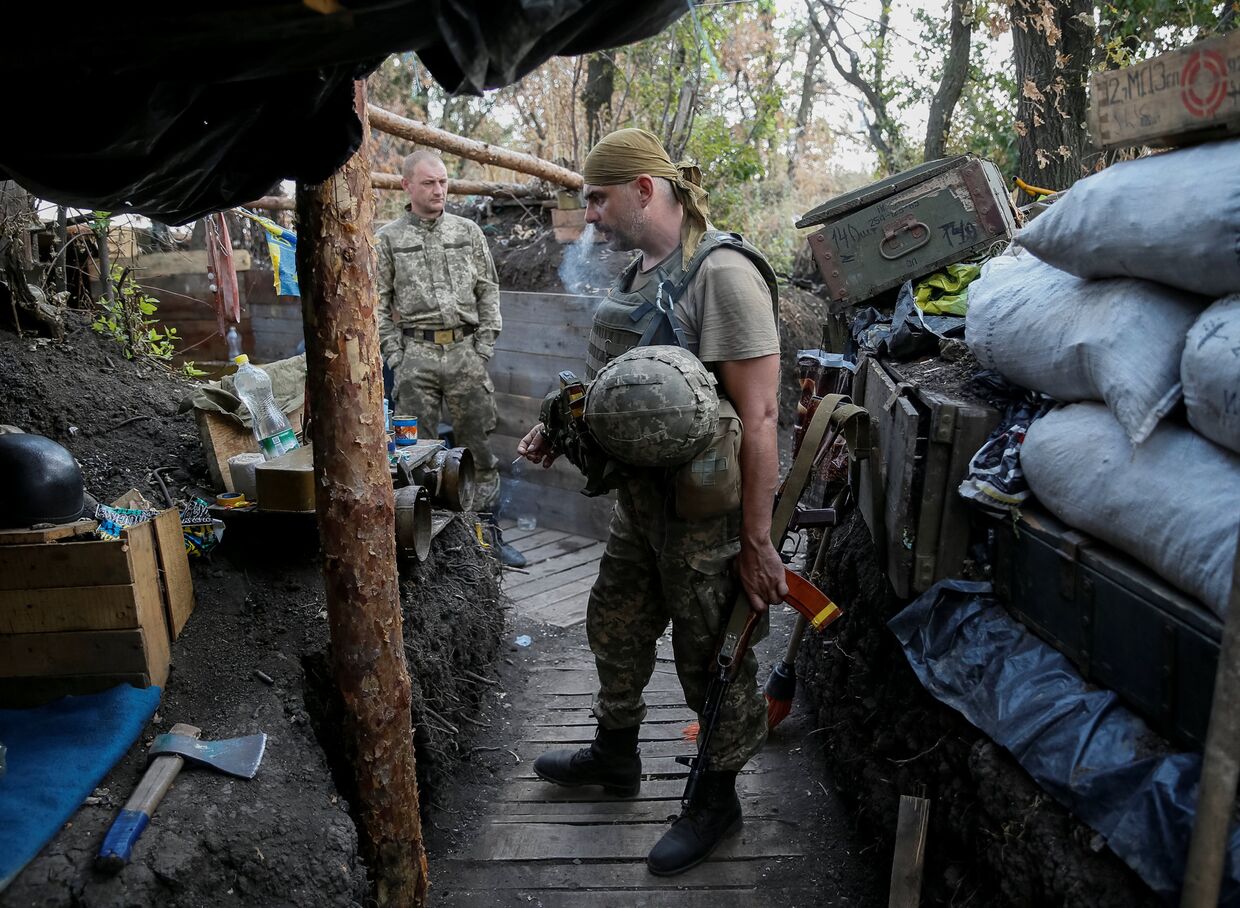 Украинский военнослужащий на своей позиции в Красногоровке под Донецком