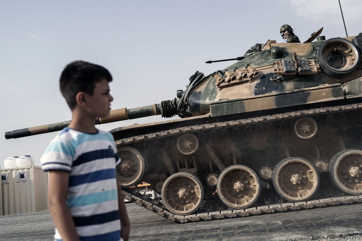 Турецкие танки и БТР движутся в сторону сирийской границы